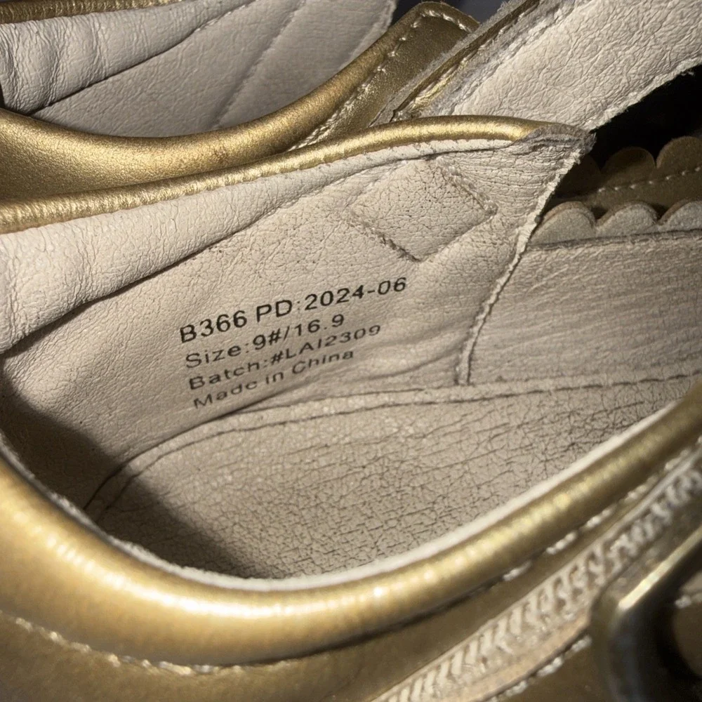 Felix & Flora Mary Jane Gold Metallic T-Strap Flats Dress Shoes Girls Size 9